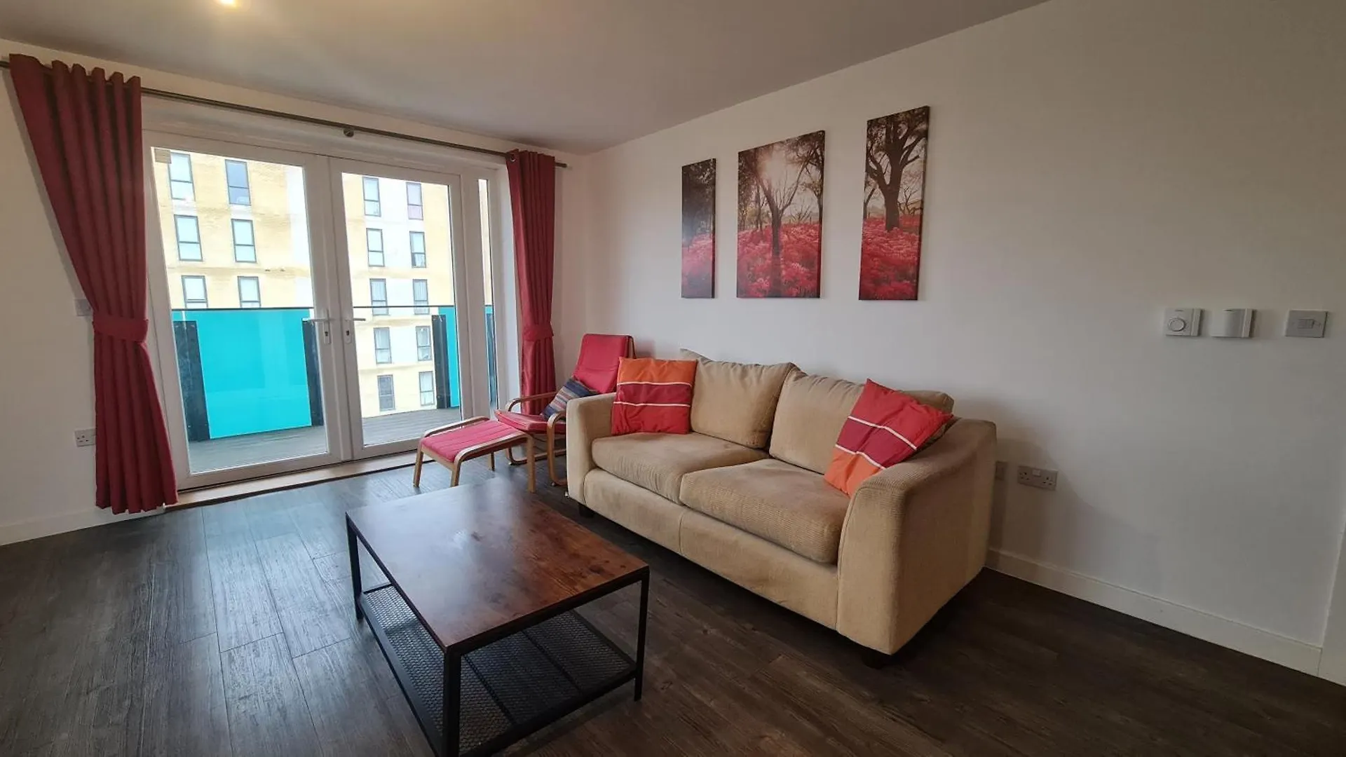 Riverside Apt- Sleeps 4 Parking & Transport Links Barking  0*, Barking (Greater London)