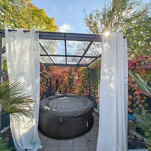 Modern 2bed Pad W/ Hot Tub Holiday home