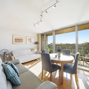 Riverside - 2 Bedroom & Free Parking Apartment
