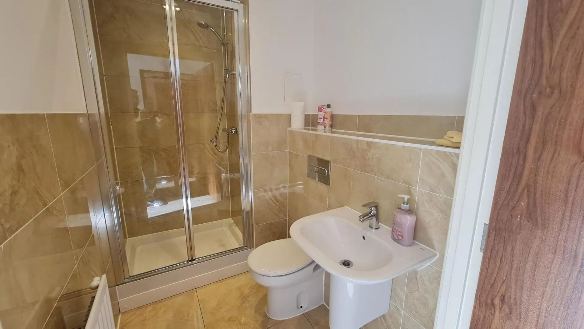 Riverside Apt- Sleeps 4 Parking & Transport Links Barking  0*, Barking (Greater London) United Kingdom