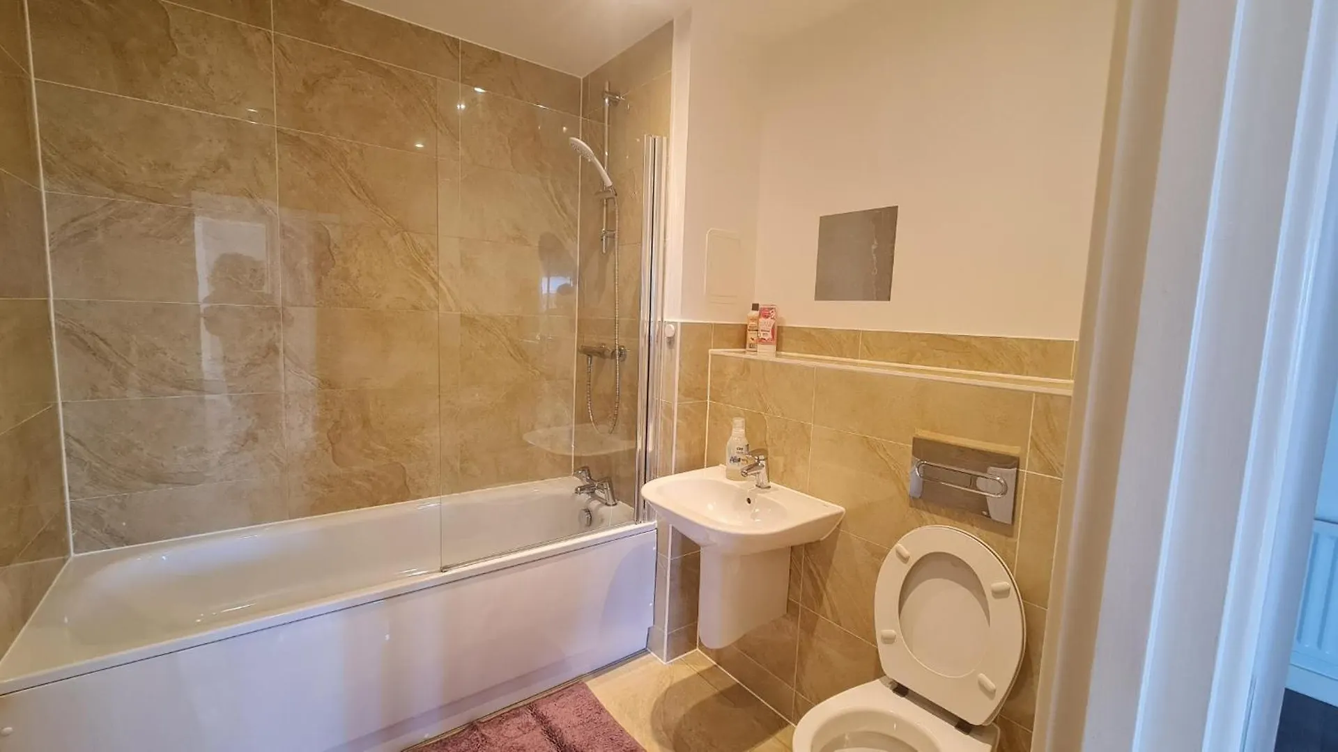 Riverside Apt- Sleeps 4 Parking & Transport Links Barking  United Kingdom