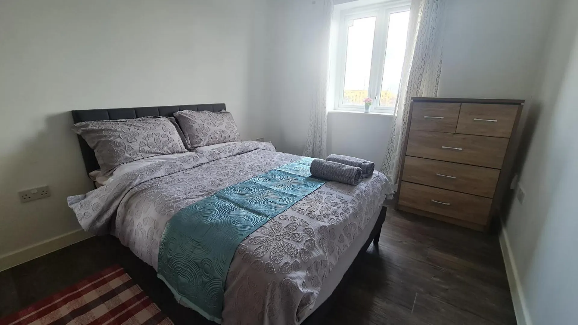 Apartment Riverside Apt- Sleeps 4 Parking & Transport Links Barking  United Kingdom