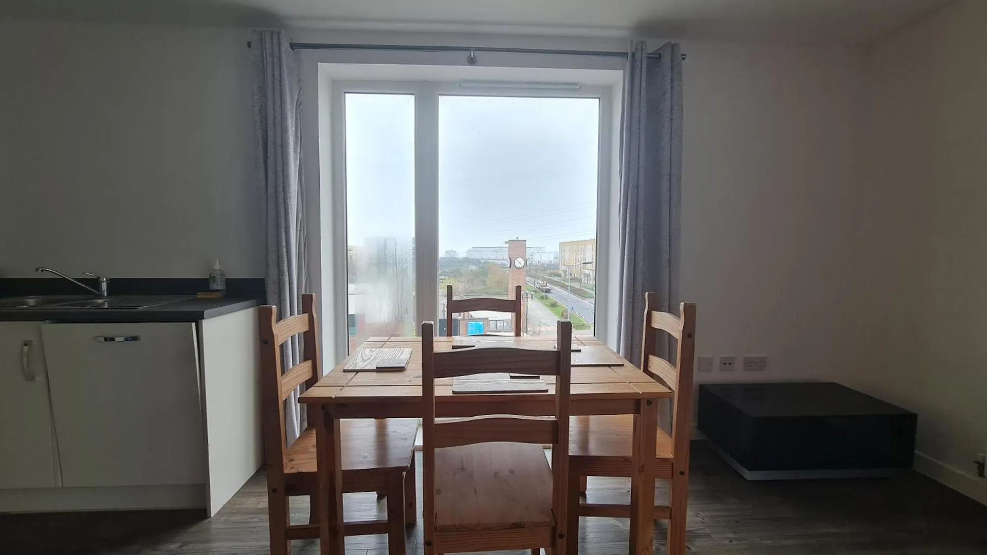 Riverside Apt- Sleeps 4 Parking & Transport Links Barking  0*, Barking (Greater London)