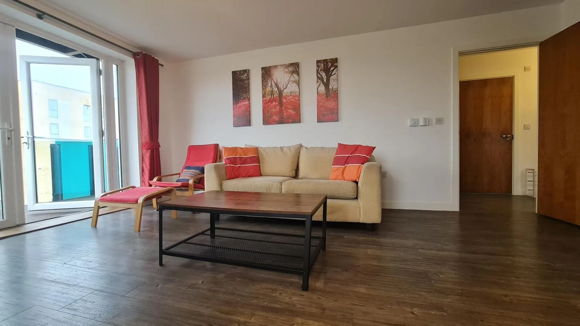 Riverside Apt- Sleeps 4 Parking & Transport Links Barking  Apartment