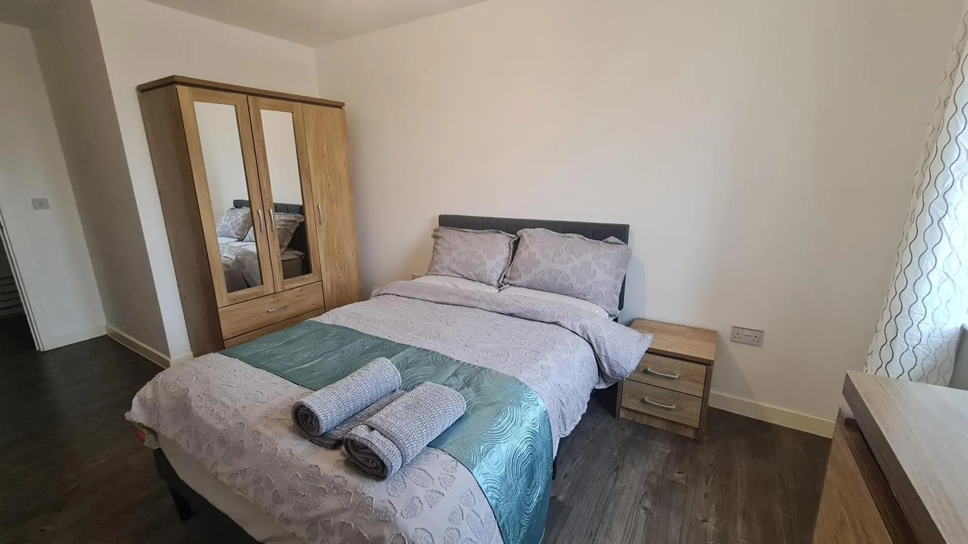 Riverside Apt- Sleeps 4 Parking & Transport Links Barking  Apartment